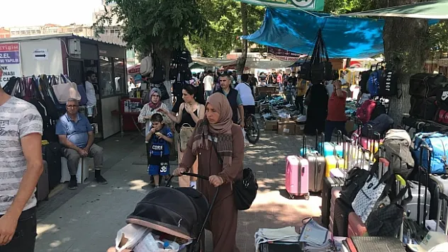 Enkazların gölgesinde bayram telaşı