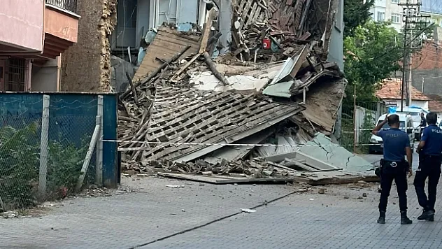 Hasarlı kerpiç evde göçük meydana geldi