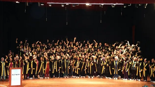 Hemşirelik Fakültesinde mezuniyet coşkusu
