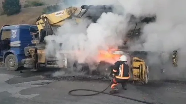 İş makinesi taşıyan çekici seyir halindeyken alev aldı