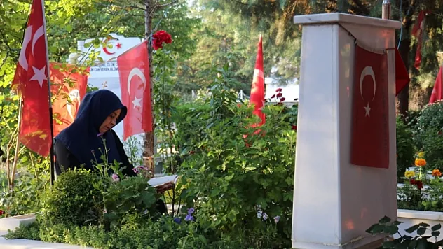 Şehitlikte hüzünlü bayram ziyareti