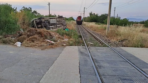 Yük treni ile minibüs çarpıştı: 2 yaralı