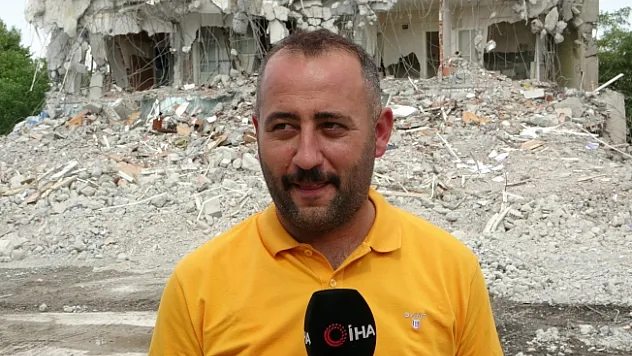 Attığı bir taşla 8 katlı ağır hasarlı binayı yıktı