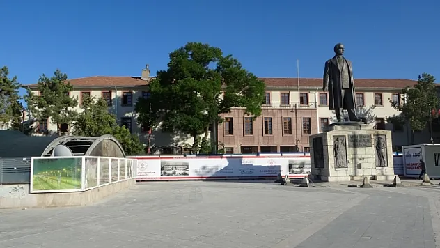 Depremde hasar alan valilik binası yıkılıyor