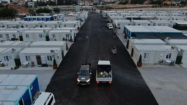 Depremzedelerin kaldığı konteyner kentler düzenli olarak ilaçlanıyor