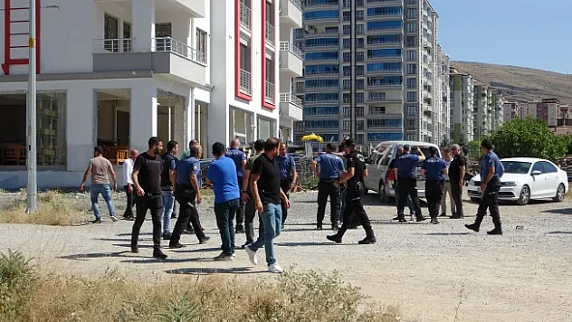 Husumetlisinin iş yerini basıp kurşun yağdırdı: 2 yaralı