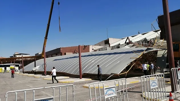 Otogarda çalışma yapan vincin halatı koptu, yürekler ağza geldi