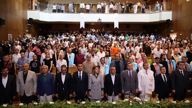 Turgut Özal Üniversitesi'nde mezuniyet coşkusu