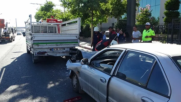 Yayaya yol vermek isterken kazaya neden oldu