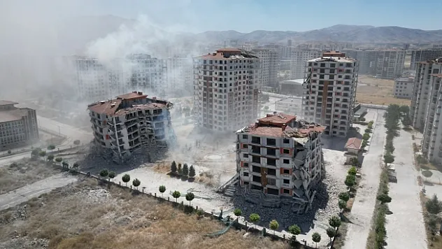 14 katlı 2 blok, 360 kilogram patlayıcı ile yıkıldı