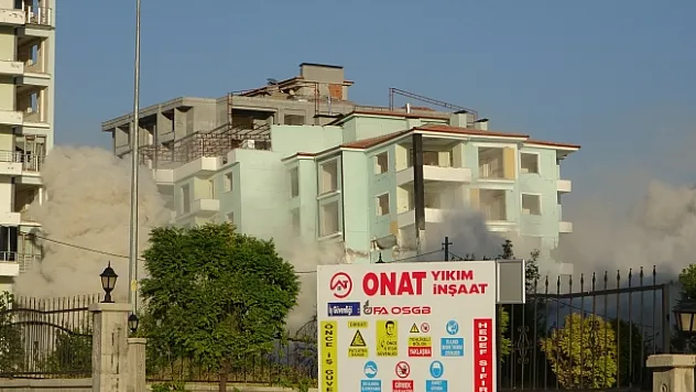 Ağır hasarlı binaların patlayıcı ile yıkımları sürüyor