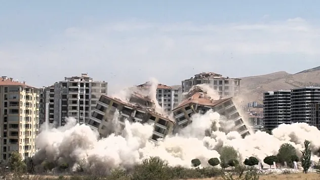 Malatya'da yüksek katlı binaların patlayıcı ile yıkımı sürüyor