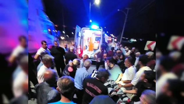 Yolcu obüsü ile hafif ticari araç çarpıştı: 1'i ağır 5 yaralı