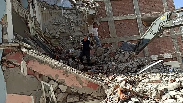 Bina enkazında mahsur kalan yavru kediyi itfaiye kurtardı