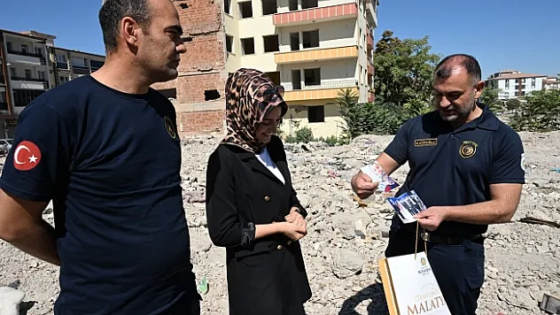 Duygusal anlar... Depremde yıkılan binanın enkazında eşyaları bulundu