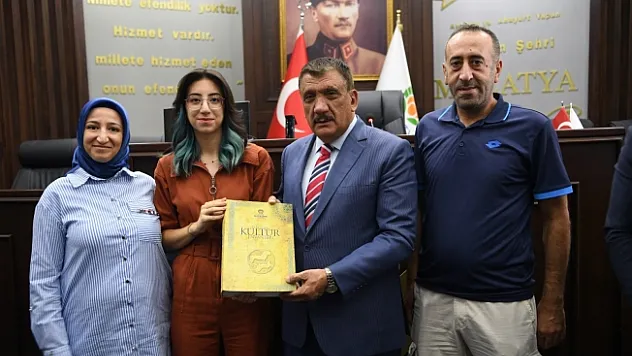 Gürkan, YKS'da ilk bine giren öğrencilerle buluştu