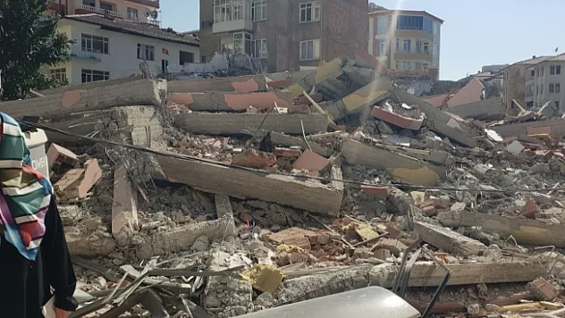 Yıkımı yapılan ağır hasarlı bina sağlam binaya zarar verdi