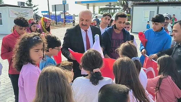 Başkan Zelyurt bayrak dağıttı