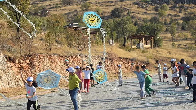 Çocuklar uçurtma şenliği ile doyasıya eğlendi
