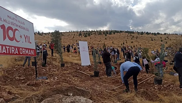 Cumhuriyet'in 100. Yılında öğrenciler fidan dikti