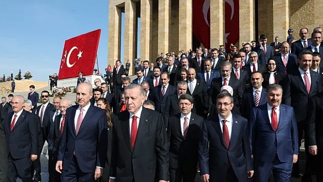 Devlet erkanı Atatürk'ün huzurunda