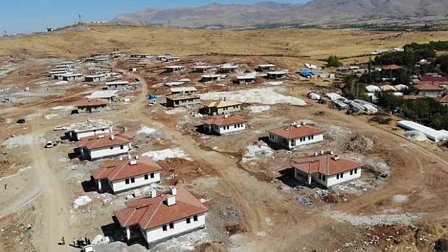 Doğanşehir'de köy konutlarının yapımı sürüyor