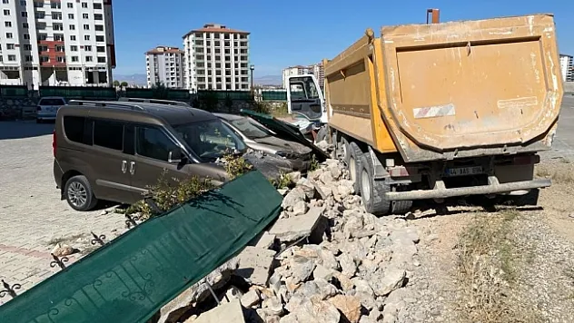 Kamyon sürücüsü el frenini çekmeyi unutunca...