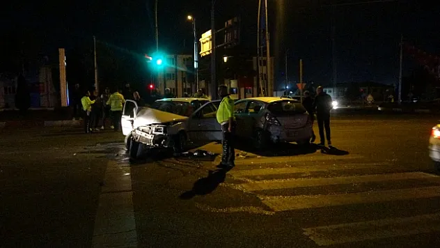Kırmızı ışıkta bekleyen otomobile çarptı, aracını bırakıp kaçtı