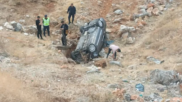 Kontrolden çıkan araç şarampole yuvarlandı: 3 yaralı