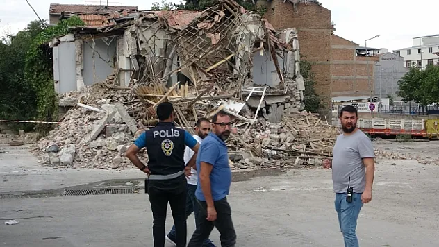 Malatya'da ağır hasarlı bina çöktü