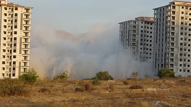 Malatya'da yüksek katlı binaların patlayıcı ile yıkımı sürüyor