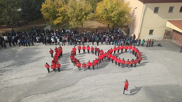 Öğrencilerden Cumhuriyet'in 100. yılına özel koreografi