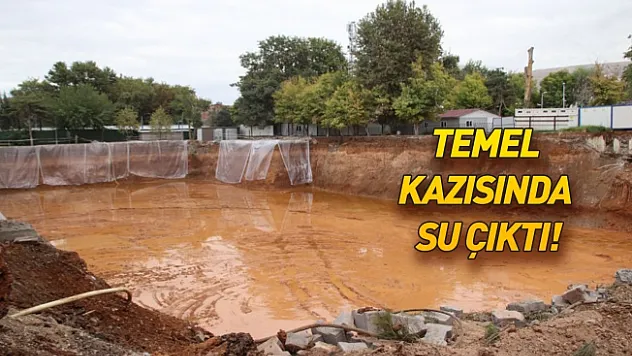 Temel kazısında su çıktı, boru sistemi ile tahliye ediliyor!