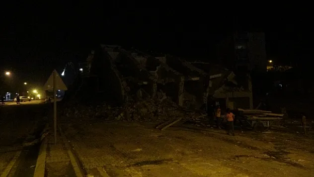 Ağır hasarlı bina yıkım sırasında yola devrildi