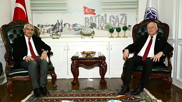Güder, KKTC Cumhuriyet Meclisi Başkanı Töre'yle bir arada