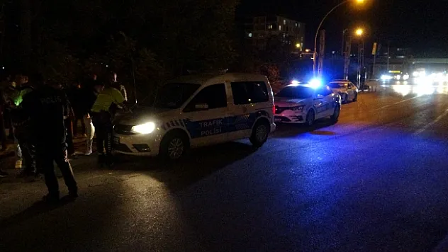 İki aracın karıştığı kazada ortalık savaş alanına döndü: 2 yaralı