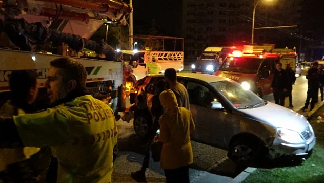 Malatya'da otomobil beton pompa aracı ile refüj arasına sıkıştı