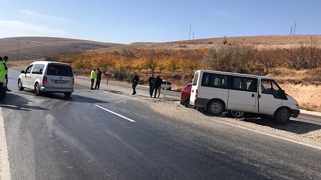 Malatya'da otomobil ile minibüs çarpıştı: 5 yaralı