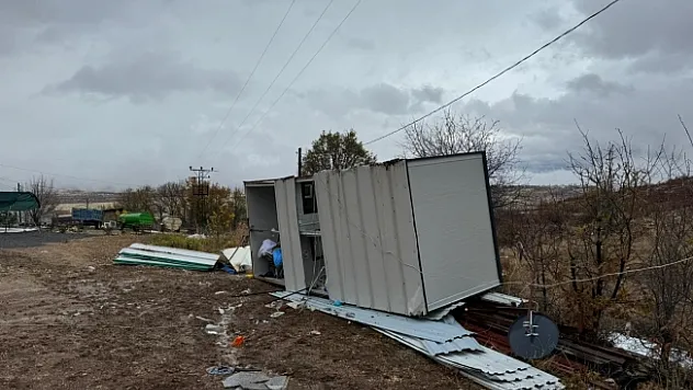 Malatya'da şiddetli fırtına konteyneri uçurdu