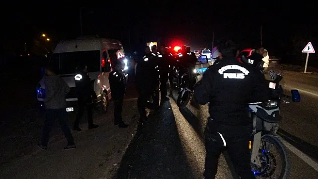 Motosiklet taziyeden dönenlerin arasına daldı: 3 yaralı