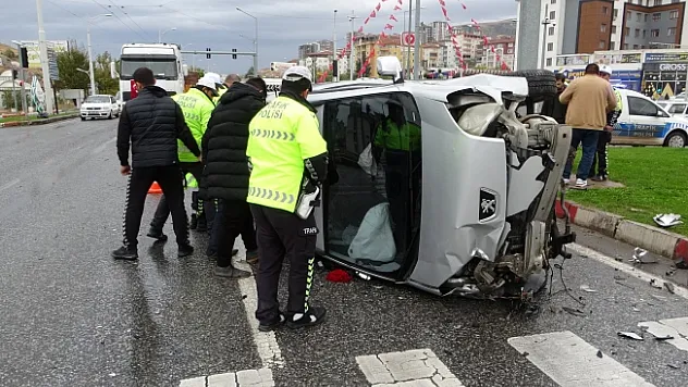Refüje çarparak devrilen araçtan burnu bile kanamadan çıktı