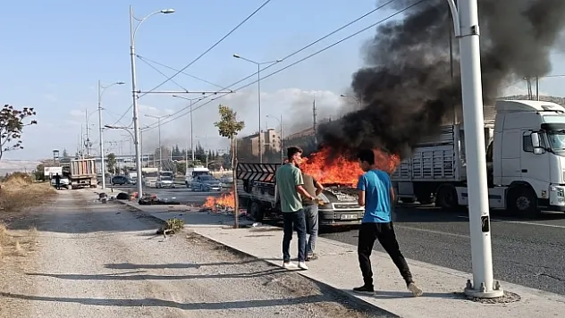 Seyir halindeki kamyonet alev alev yandı