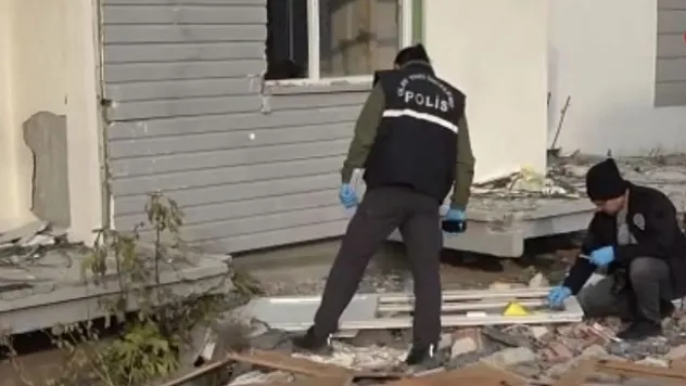 Ağır hasarlı binadan söktüğü kapı ile 4. Kattan aşağı düştü