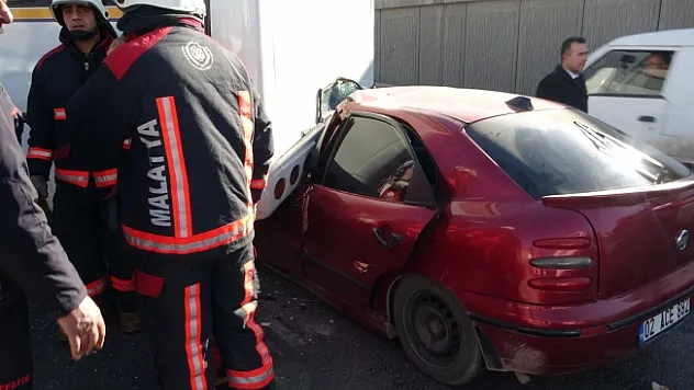 Alt geçitte kaza! Otomobil servis aracına ok gibi saplandı: 2 yaralı!