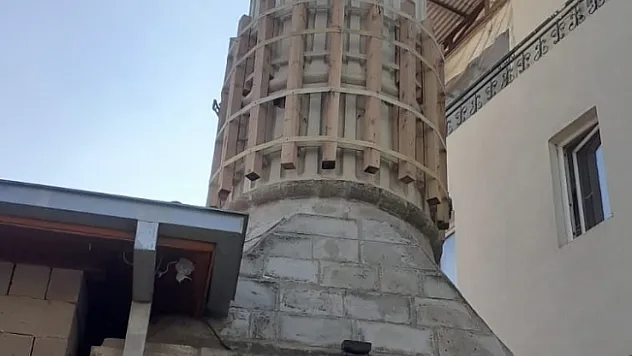 Bu kadarına pes... Tahtalarla güçlendirilen az hasarlı minare!