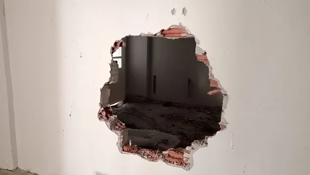 Duvarı delerek orta hasarlı binaya girip hırsızlık yaptılar!