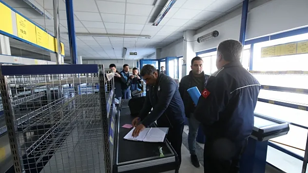 Kaldırımı işgal eden market şubesi mühürlendi