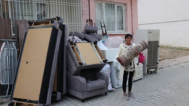 Kış günü eşyaları ile sokağa atıldı