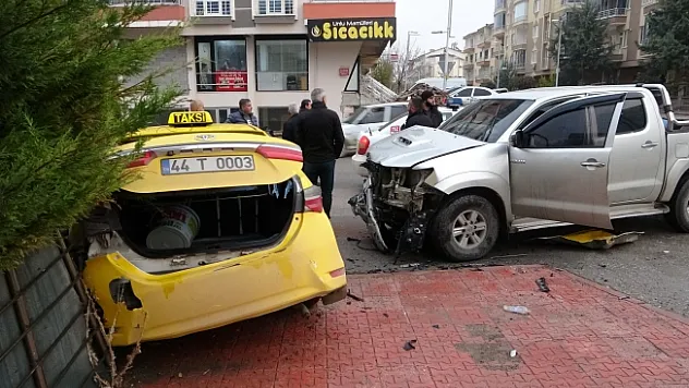 Malatya'da 3 araç kazaya karıştı: 1 yaralı!