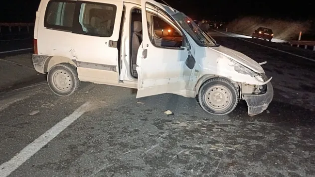 Malatya'da hafif ticari araç takla attı: 2 yaralı